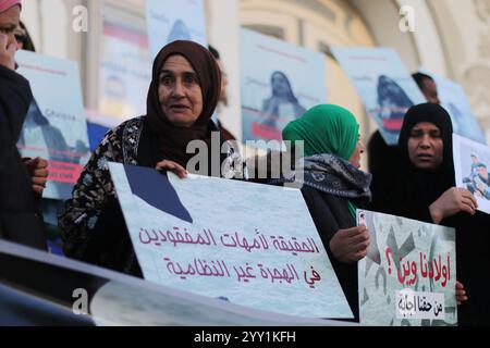 18 dicembre 2024: Tunisi, Tunisia, 18 dicembre 2024. Attivisti e manifestanti si riuniscono fuori dal teatro in viale Habib Bourguiba chiedendo diritti per i migranti che intraprendono il pericoloso attraversamento del Mediterraneo per raggiungere l'Italia e l'Europa. I partecipanti hanno denunciato il trattamento riservato dall'Italia ai migranti irregolari che raggiungono le sue coste, gli accordi della Tunisia con l'Italia e l'UE per arginare il flusso di arrivi irregolari in Europa e il "nuovo Patto sull'immigrazione e l'asilo” dell'UE. La manifestazione è coincisa con la giornata internazionale dei migranti (Credit Image: © Hasan mrad/IMAGESLIVE via ZUMA Press Wire) EDITOR Foto Stock