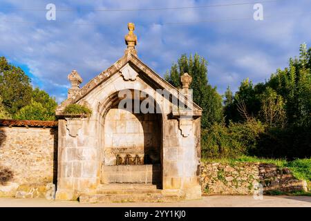 Monumentale fontana costruita nel 1792 per portare acqua potabile nella città di Zestoa. Zestoa, Guipuzkoa, Paesi Baschi, Spagna, Europa Foto Stock