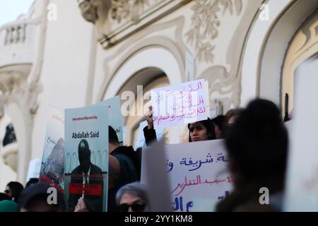 18 dicembre 2024: Tunisi, Tunisia, 18 dicembre 2024. Attivisti e manifestanti si riuniscono fuori dal teatro in viale Habib Bourguiba chiedendo diritti per i migranti che intraprendono il pericoloso attraversamento del Mediterraneo per raggiungere l'Italia e l'Europa. I partecipanti hanno denunciato il trattamento riservato dall'Italia ai migranti irregolari che raggiungono le sue coste, gli accordi della Tunisia con l'Italia e l'UE per arginare il flusso di arrivi irregolari in Europa e il "nuovo Patto sull'immigrazione e l'asilo” dell'UE. La manifestazione è coincisa con la giornata internazionale dei migranti (Credit Image: © Hasan mrad/IMAGESLIVE via ZUMA Press Wire) EDITOR Foto Stock