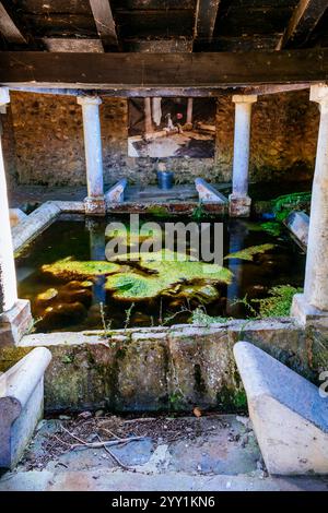 Bagno pubblico costruito nel 1821 accanto alla fontana monumentale. Zestoa, Guipuzkoa, Paesi Baschi, Spagna, Europa Foto Stock