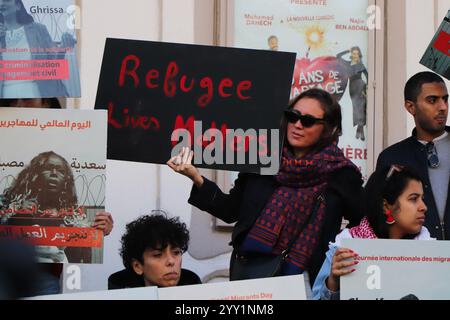 18 dicembre 2024: Tunisi, Tunisia, 18 dicembre 2024. Attivisti e manifestanti si riuniscono fuori dal teatro in viale Habib Bourguiba chiedendo diritti per i migranti che intraprendono il pericoloso attraversamento del Mediterraneo per raggiungere l'Italia e l'Europa. I partecipanti hanno denunciato il trattamento riservato dall'Italia ai migranti irregolari che raggiungono le sue coste, gli accordi della Tunisia con l'Italia e l'UE per arginare il flusso di arrivi irregolari in Europa e il "nuovo Patto sull'immigrazione e l'asilo” dell'UE. La manifestazione è coincisa con la giornata internazionale dei migranti (Credit Image: © Hasan mrad/IMAGESLIVE via ZUMA Press Wire) EDITOR Foto Stock