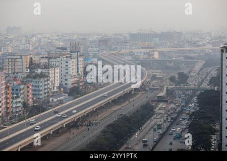 Vista della rampa sopraelevata dell'aeroporto di Dacca, coperta da fitta nebbia. Foto Stock