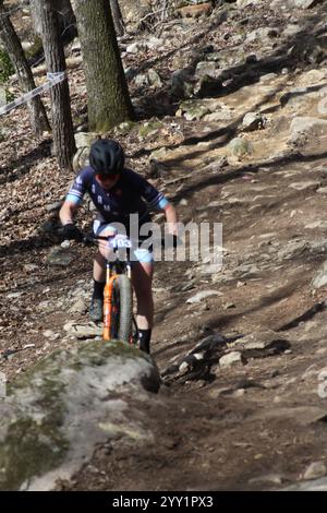 Corsa XCO sulle colline del Windrock Bicycle Park a Oliver Springs, Tennessee, Stati Uniti. Tennessee National Bike Festival Foto Stock