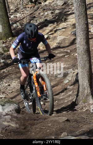 Corsa XCO sulle colline del Windrock Bicycle Park a Oliver Springs, Tennessee, Stati Uniti. Tennessee National Bike Festival Foto Stock