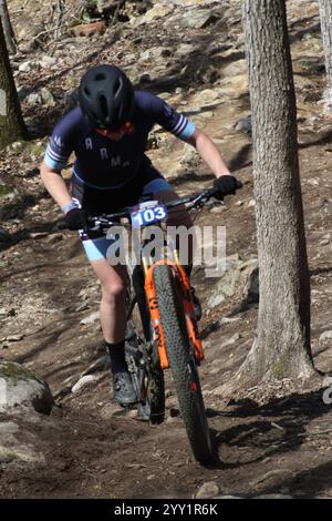 Corsa XCO sulle colline del Windrock Bicycle Park a Oliver Springs, Tennessee, Stati Uniti. Tennessee National Bike Festival Foto Stock