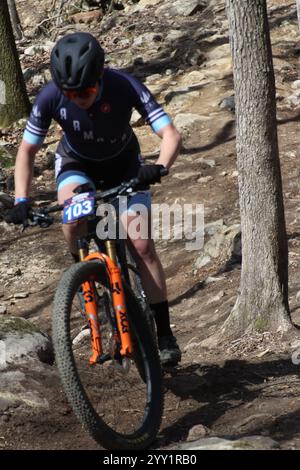 Corsa XCO sulle colline del Windrock Bicycle Park a Oliver Springs, Tennessee, Stati Uniti. Tennessee National Bike Festival Foto Stock