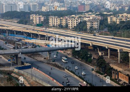 Dacca, Bangladesh. 18 dicembre 2024. Vista della rampa sopraelevata dell'aeroporto di Dacca, coperta da fitta nebbia. (Foto di Sazzad Hossain/SOPA Images/Sipa USA) credito: SIPA USA/Alamy Live News Foto Stock