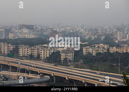 Dacca, Bangladesh. 18 dicembre 2024. Vista della rampa sopraelevata dell'aeroporto di Dacca, coperta da fitta nebbia. (Foto di Sazzad Hossain/SOPA Images/Sipa USA) credito: SIPA USA/Alamy Live News Foto Stock