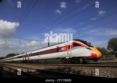 LNER Azuma train, East Coast Main Line Railway vicino alla città di Huntingdon, Cambridgeshire, Inghilterra, Regno Unito Foto Stock