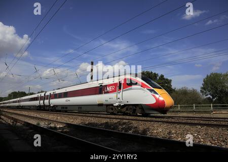 LNER Azuma train, East Coast Main Line Railway vicino alla città di Huntingdon, Cambridgeshire, Inghilterra, Regno Unito Foto Stock