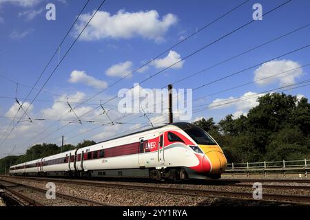 LNER Azuma train, East Coast Main Line Railway vicino alla città di Huntingdon, Cambridgeshire, Inghilterra, Regno Unito Foto Stock