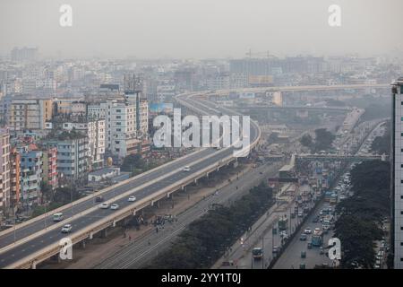 Dacca, Bangladesh. 18 dicembre 2024. Vista della rampa sopraelevata dell'aeroporto di Dacca, coperta da fitta nebbia. (Credit Image: © Sazzad Hossain/SOPA Images via ZUMA Press Wire) SOLO PER USO EDITORIALE! Non per USO commerciale! Foto Stock