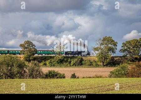 BR 'S15' 2-6-0 No. 506 si avvicina alla stazione di Medstead e Four Marks sulla Mid-Hants Railway, Hampshire, Inghilterra, Regno Unito Foto Stock