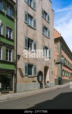 Casa in pietra e cantina ospedaliera, architettura storica medievale risalente al 1351 circa nella città vecchia di Überlingen, Baden-Württemberg, Germania. Foto Stock