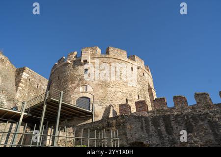 Le storiche mura della città di Salonicco, in Grecia, mostrano antiche fortificazioni che hanno resistito alla prova del tempo. Uno sguardo alla ricca erita della città Foto Stock