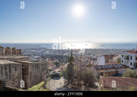 Le storiche mura della città di Salonicco, in Grecia, mostrano antiche fortificazioni che hanno resistito alla prova del tempo. Uno sguardo alla ricca erita della città Foto Stock