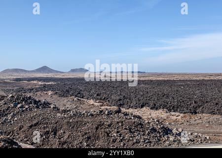 Campo di lava islandese sulla penisola di Reykjanes con due diverse età di lava. Lava fresca che copre la lava coperta di muschio di circa 800 anni fa Foto Stock