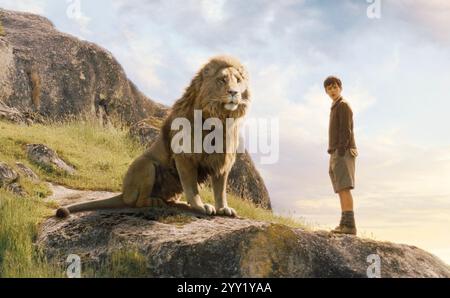 THE CHRONICLES OF NARNIA: THE LION, THE WITCH AND THE WARDROBE 2005 Buena Vista Pictures Distribution film con Skander Keynes and the Lion doppiato da Liam Neeson Foto Stock