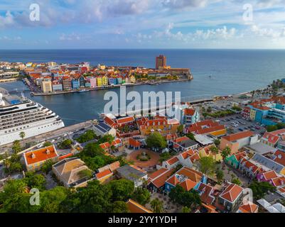 Vista aerea del centro storico di Willemstad, che include Handelskade Street a Punda, nella città di Willemstad, Curacao. Willemstad storica è un Worl dell'UNESCO Foto Stock