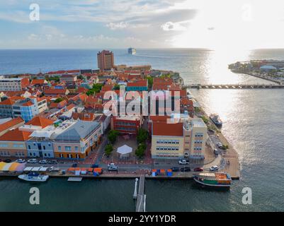 Vista aerea del centro storico di Willemstad, che include Handelskade Street a Punda, nella città di Willemstad, Curacao. Willemstad storica è un Worl dell'UNESCO Foto Stock