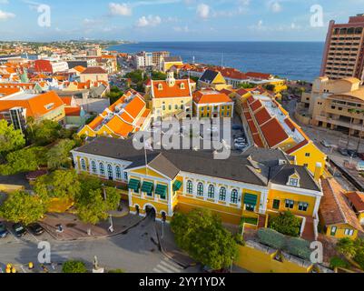 Vista aerea del centro storico della città di Willemstad, che include Fort Amsterdam a Punda nella città di Willemstad, Curacao. Willemstad storico è un He mondiale dell'UNESCO Foto Stock