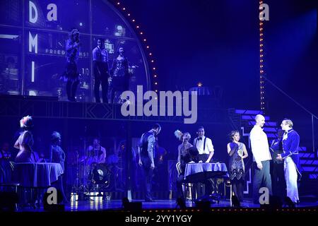 Berlin Premiere MUSICAL BERLIN Musical Dartsteller auf der Buehne, Berlin Berlin-Musical Premiere, im Admiralspalast a Berlino AM 18.12.2024 *** Berlin PREMIERE MUSICAL BERLIN Musical Performer sul palco, Berlin Berlin Musical Premiere, all'Admiralspalast di Berlino il 18 12 2024 Photopress Mueller Foto Stock