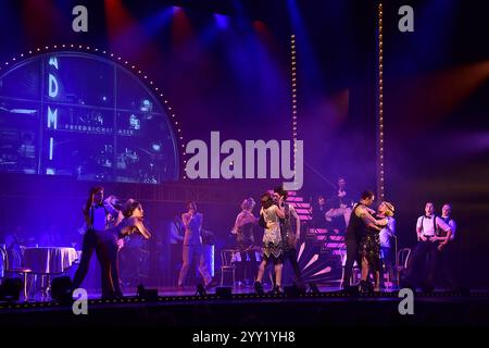 Berlin Premiere MUSICAL BERLIN Musical Dartsteller auf der Buehne, Berlin Berlin-Musical Premiere, im Admiralspalast a Berlino AM 18.12.2024 *** Berlin PREMIERE MUSICAL BERLIN Musical Performer sul palco, Berlin Berlin Musical Premiere, all'Admiralspalast di Berlino il 18 12 2024 Photopress Mueller Foto Stock