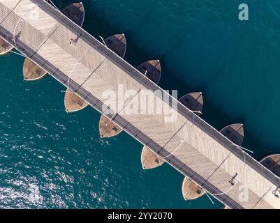Vista aerea del ponte galleggiante Koningin Emmabrug che collega Punda sulla sinistra e Otrobanda sulla destra nella città di Willemstad, Curacao. La storica Wil Foto Stock