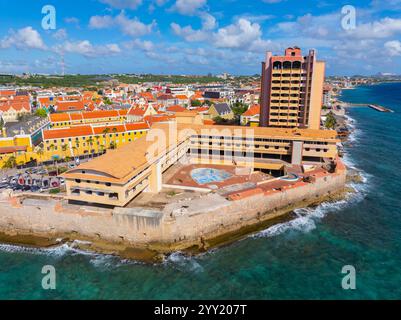 Vista aerea del centro storico di Willemstad, che include Fort Amsterdam e Waterfort a Punda nella città di Willemstad, Curacao. La storica Willemstad è una U Foto Stock