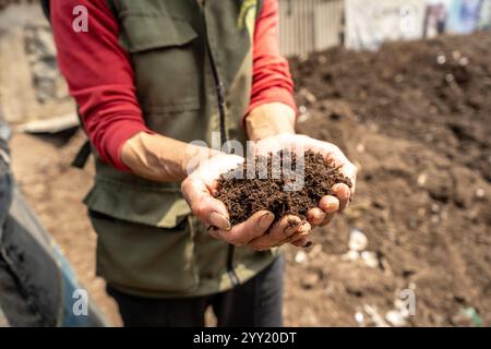 Donna mani tenere fresco terreno organico a San Juan de Lurigancho, Perù Foto Stock