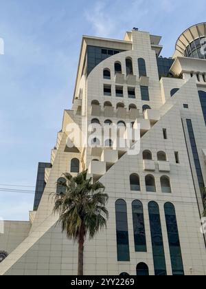 Questa fotografia mostra una struttura architettonica moderna con sorprendenti design geometrici e superfici bianche pulite. L'edificio presenta un angolo netto Foto Stock