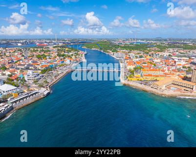 Vista aerea del centro storico di Willemstad, che include Otrobanda sulla sinistra e Punda sulla destra nella città di Willemstad, Curacao. La storica Willemstad Foto Stock