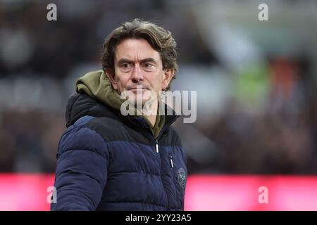 Il manager del Brentford Thomas Frank durante il match dei quarti di finale della Carabao Cup tra Newcastle United e Brentford al St. James's Park, Newcastle, mercoledì 18 dicembre 2024. (Foto: Mark Fletcher | mi News) crediti: MI News & Sport /Alamy Live News Foto Stock