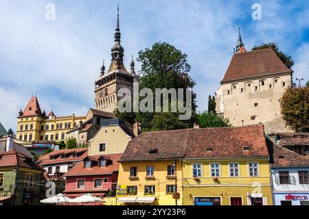 Una vista verso la cittadella e la torre dell'orologio, Sighișoara, Transilvania, Romania Foto Stock