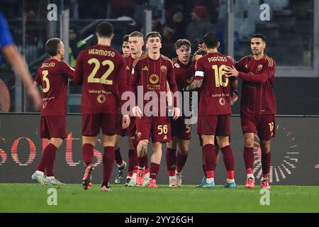 Tommaso Baldanzi di A.S. Roma festeggia dopo aver segnato il gol per farne 3-0 durante la Frecciarossa Italian Cup di 16 partite tra A.S. Roma e U.C. Sampdoria allo Stadio Olimpico il 18 dicembre 2024 a Roma. Foto Stock