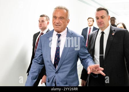 Washington, Stati Uniti. 18 dicembre 2024. Robert F. Kennedy Jr. Che cammina lungo un corridoio nel Dirksen Senate Office Building, nel Campidoglio degli Stati Uniti. (Foto di Michael Brochstein/Sipa USA) credito: SIPA USA/Alamy Live News Foto Stock