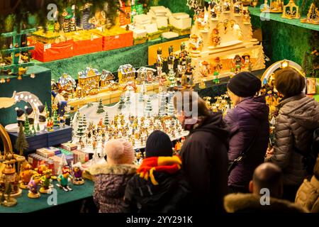 590. Dresdner Striezelmarkt Der Dresdner Striezelmarkt ist ein Weihnachtsmarkt a Dresda. Er wird seit 1434 im Advent meistens auf dem Altmarkt veranstaltet und zieht jährlich durchschnittlich rund zwei Millionen Besucher AN. Er ist der älteste, mit einer Urkunde bestätigte Weihnachtsmarkt Deutschlands. Erzgebirgischer Weihnachtsschmuck. Dresden Sachsen Deutschland *** 590 Dresden Striezelmarkt il Dresden Striezelmarkt è un mercatino di Natale a Dresda si tiene in Avvento dal 1434, di solito sull'Altmarkt, e attira una media di circa due milioni di visitatori ogni anno è l'Ol Foto Stock