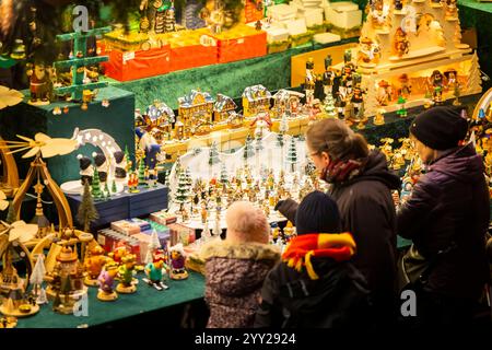 590. Dresdner Striezelmarkt Der Dresdner Striezelmarkt ist ein Weihnachtsmarkt a Dresda. Er wird seit 1434 im Advent meistens auf dem Altmarkt veranstaltet und zieht jährlich durchschnittlich rund zwei Millionen Besucher AN. Er ist der älteste, mit einer Urkunde bestätigte Weihnachtsmarkt Deutschlands. Erzgebirgischer Weihnachtsschmuck. Dresden Sachsen Deutschland *** 590 Dresden Striezelmarkt il Dresden Striezelmarkt è un mercatino di Natale a Dresda si tiene in Avvento dal 1434, di solito sull'Altmarkt, e attira una media di circa due milioni di visitatori ogni anno è l'Ol Foto Stock