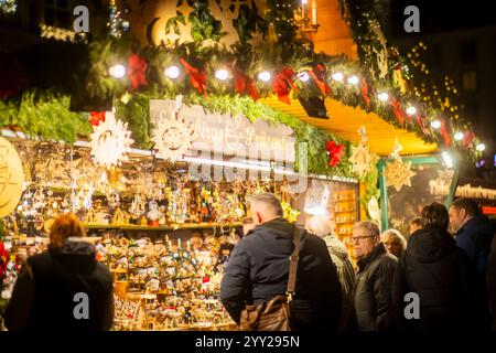 590. Dresdner Striezelmarkt Der Dresdner Striezelmarkt ist ein Weihnachtsmarkt a Dresda. Er wird seit 1434 im Advent meistens auf dem Altmarkt veranstaltet und zieht jährlich durchschnittlich rund zwei Millionen Besucher AN. Er ist der älteste, mit einer Urkunde bestätigte Weihnachtsmarkt Deutschlands. Dresden Sachsen Deutschland *** 590 Dresden Striezelmarkt il Dresden Striezelmarkt è un mercatino di Natale a Dresda si tiene in Avvento dal 1434, di solito sulla piazza Altmarkt, e attira una media di circa due milioni di visitatori ogni anno è il più antico mercatino di Natale di Ger Foto Stock