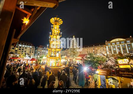 590. Dresdner Striezelmarkt Der Dresdner Striezelmarkt ist ein Weihnachtsmarkt a Dresda. Er wird seit 1434 im Advent meistens auf dem Altmarkt veranstaltet und zieht jährlich durchschnittlich rund zwei Millionen Besucher AN. Er ist der älteste, mit einer Urkunde bestätigte Weihnachtsmarkt Deutschlands. Piramide. Dresden Sachsen Deutschland *** 590 Dresden Striezelmarkt il Dresden Striezelmarkt è un mercatino di Natale a Dresda si tiene in Avvento dal 1434, di solito sulla piazza Altmarkt, e attira una media di circa due milioni di visitatori ogni anno è il mar di Natale più antico Foto Stock