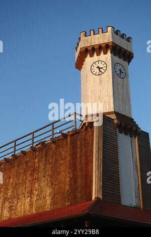 13.12.2024, Bad Salzuflen, Nordrhein-Westfalen, GER - Uhrenturm auf einem Gradierwerk im Kurpark. Anschnitt, aussen, Aussenaufnahme, Bad Salzuflen, deutsch, Deutschland, Europa, europaeisch, Freiluftinhalatorium, Freisteller, Gradierfall, Gradierwerk, HF, Hochformat, Jahreszeit, Leckwerk, niemand, Nordrhein-Westfalen, Sehenswuerdigkeit, Turm, Uhr, Uhrenturm, Westeuropa, Inverno 241213D860BAD SALZUFLEN.JPG *** 13 12 2024, Bad Salzuflen, Renania settentrionale-Vestfalia, torre dell'orologio GER su una torre di graduazione nel raccolto dei giardini termali, esterno, tiro all'aperto, Bad Salzuflen, tedesco, Germania, Europa, europa, Foto Stock