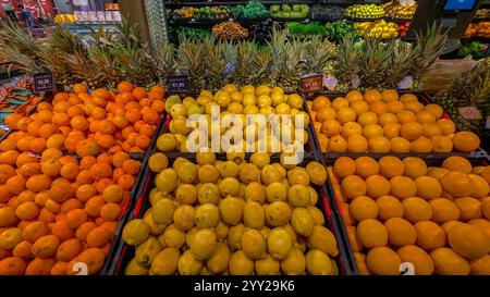 Limoni freschi, arance e ananas in mostra al supermercato Foto Stock