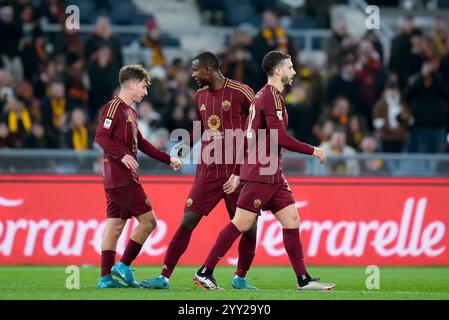 Roma, Italia. 18 dicembre 2024. Tommaso Baldanzi dell'AS Roma festeggia dopo aver segnato il terzo gol durante la partita di Coppa Italia tra AS Roma e UC Sampdoria allo Stadio Olimpico il 18 dicembre 2024 a Roma. Crediti: Giuseppe Maffia/Alamy Live News Foto Stock