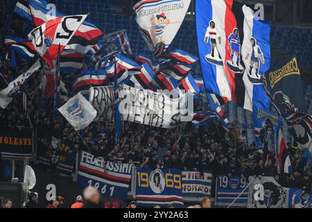 Stadio Olimpico, Roma, Italia. 18 dicembre 2024. Coppa Italia Football; Roma contro Sampdoria; bandiera tifosi della Sampdoria per Claudio Ranieri allenatore di AS Roma Credit: Action Plus Sports/Alamy Live News Foto Stock