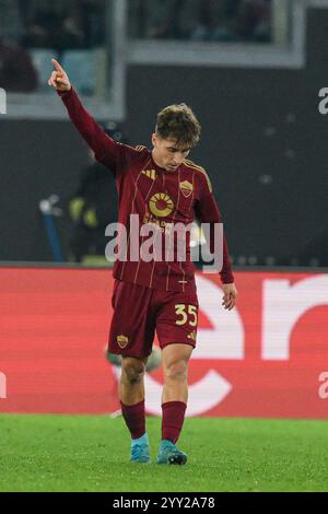 Stadio Olimpico, Roma, Italia. 18 dicembre 2024. Coppa Italia Football; Roma contro Sampdoria; Tommaso Baldanzi di AS Roma festeggia dopo aver segnato il gol per 3-0 al 24° minuto Credit: Action Plus Sports/Alamy Live News Foto Stock