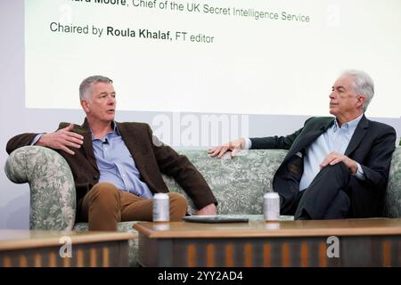 MccLi0010696 Richard Moore, capo del servizio segreto del Regno Unito (L), William J Burns, direttore della US Central Intelligence Agency (R) in t Foto Stock