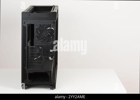 Lato posteriore del case per computer a torre vuota, telaio, manovrabilità senza sforzo con due ruote incorporate . Nella parte inferiore è presente un punto di alimentazione Foto Stock