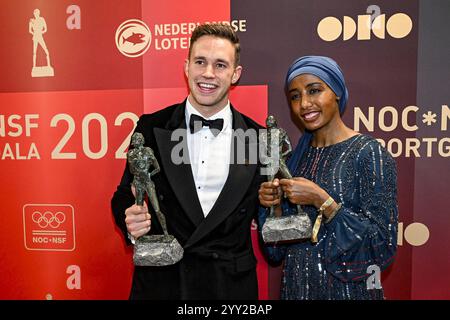 Arhnem, Nethelands. 18 dicembre 2024. ARNHEM, 18-12-2024, Hotel Papendal, NOC*NSF Sportgala 2024. De jaarlijkse sportprijzen worden uitgereikt op het NOC*NSF Sportgala nell'Hotel Papendal ad Arnhem. Op de foto: Harrie Lavreysen Sportman van het Jaar en Sifan Hassan Sportvrouw van het Jaar credito: Pro Shots/Alamy Live News Foto Stock