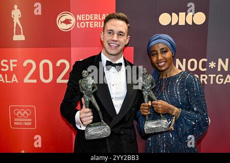 Arhnem, Nethelands. 18 dicembre 2024. ARNHEM, 18-12-2024, Hotel Papendal, NOC*NSF Sportgala 2024. De jaarlijkse sportprijzen worden uitgereikt op het NOC*NSF Sportgala nell'Hotel Papendal ad Arnhem. Op de foto: Harrie Lavreysen Sportman van het Jaar en Sifan Hassan Sportvrouw van het Jaar credito: Pro Shots/Alamy Live News Foto Stock