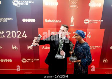 ARNHEM - Harrie Lavreysen e Sifan Hassan con i premi per Sportsman e Sportswoman dell'anno 2024 durante la presentazione dei premi sportivi durante il NOC*NSF Sports Gala. ANP ROBIN VAN LONKHUIJSEN Foto Stock